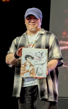 Satoshi Shiki présente son dessin à l'issue du live drawing